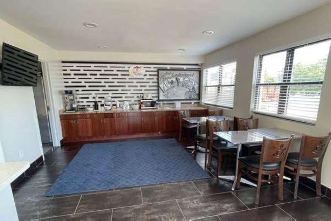 Super 8 By Wyndham Lindenhurst Luaran gambar