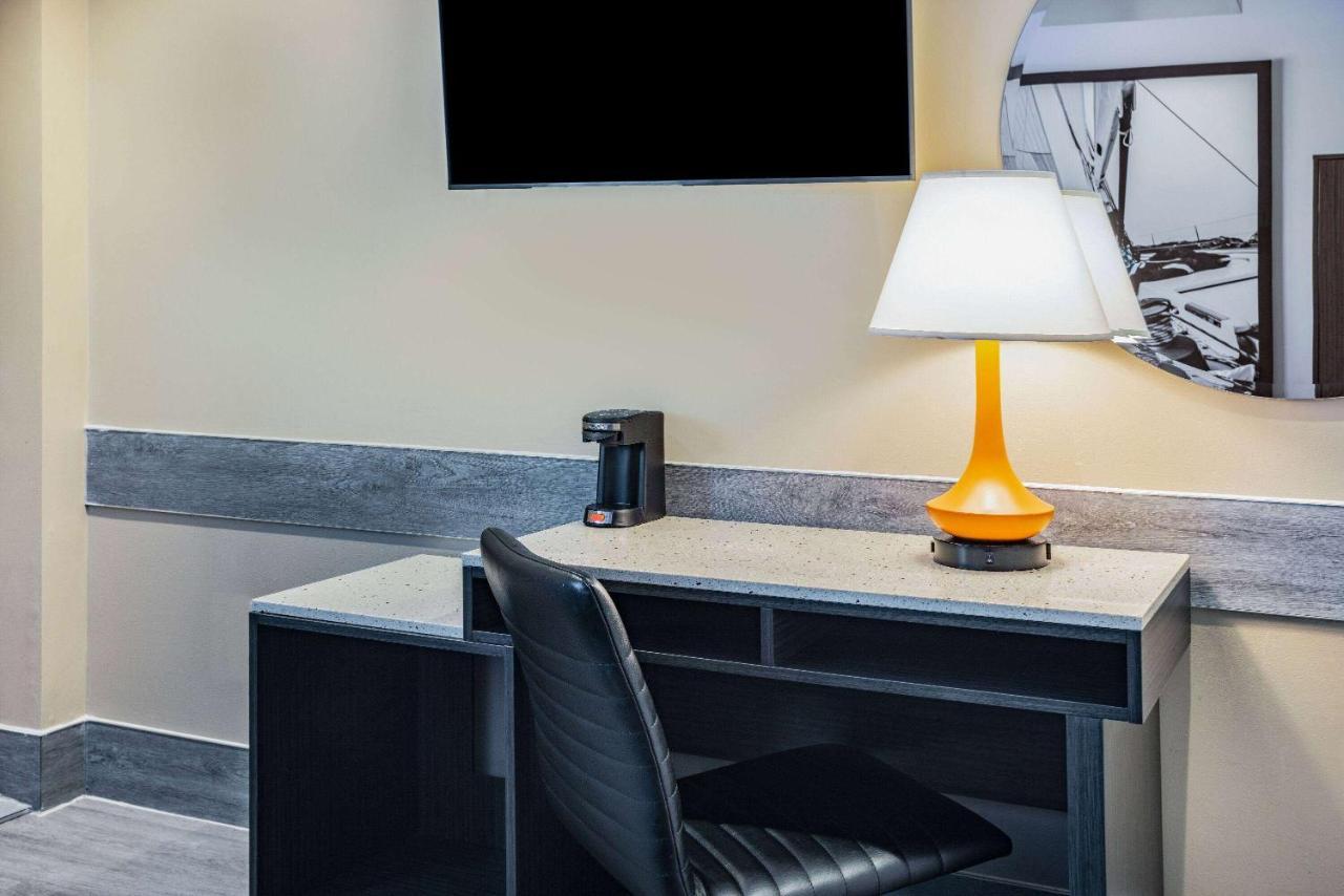 Super 8 By Wyndham Lindenhurst Luaran gambar