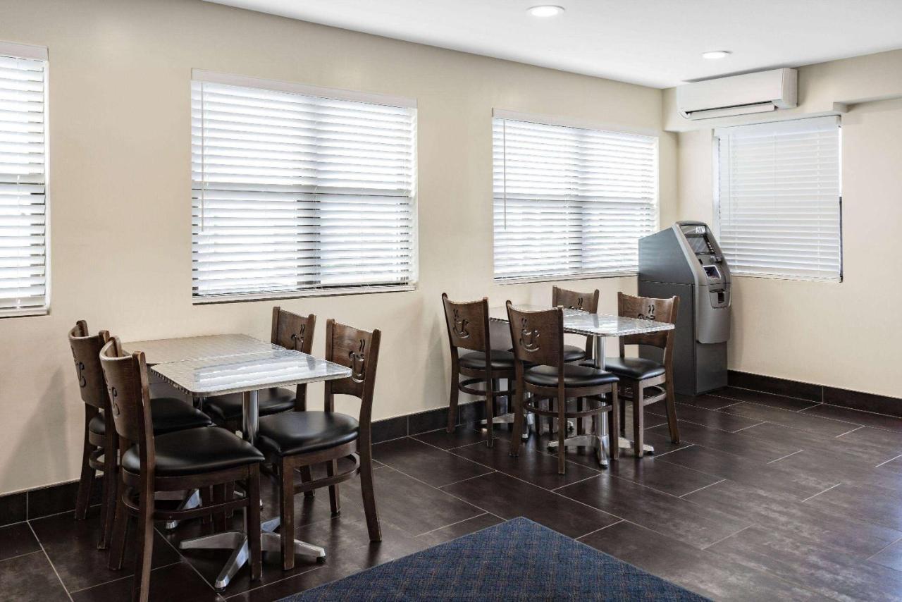 Super 8 By Wyndham Lindenhurst Luaran gambar